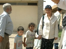 イラク学校修復事業調査で現地の子どもたちと木山さん