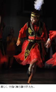 キルギスの舞踊団のステージ